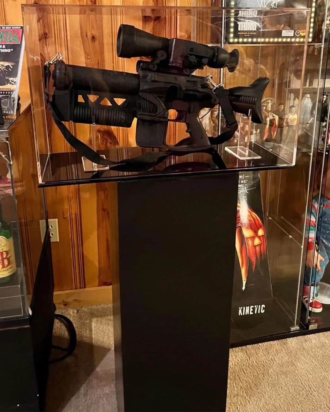 のインスタグラム：「Get a load of Snake Plissken's original prop machine gun from my movie -   "Escape From LA." (1996)  Photo cred: @moviepropcentral   #snakeplissken #escapefromla」