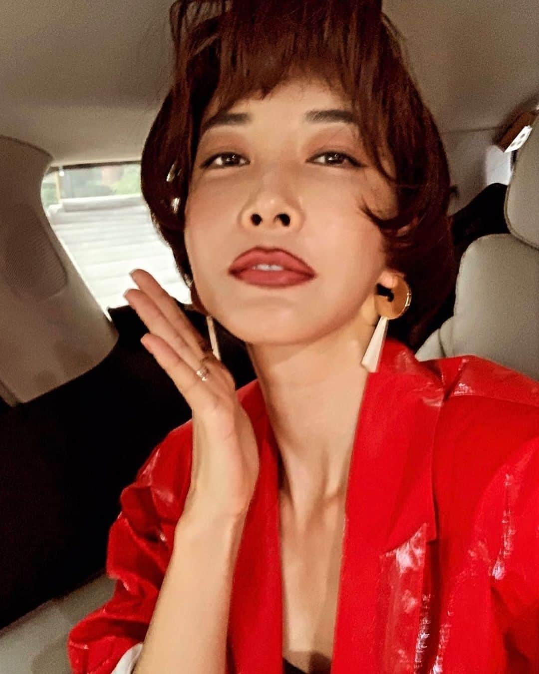 チン・ソヨンのインスタグラム：「남의 시선따윈 신경쓰지 안그등요.」