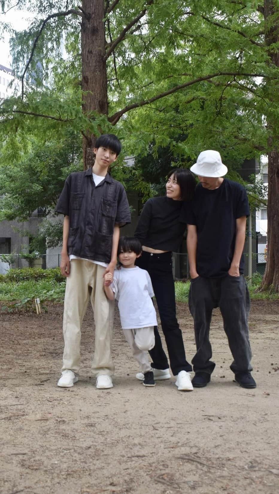 のインスタグラム：「@allbirdsjapan  涼しい夕暮れ公園スタイルはモノトーンで #おそろバーズ　 さりげなくチーム感が増して嬉しい母です🤝🏻 びっくりする程軽くてどこまででも歩けそうな一足に、 子供達もより一層活発に...🫣✨ 紐はリサイクルペットボトル、 ソールはサトウキビで出来ていて 地球にも、足にも優しいオールバーズ 家族みんなデイリーでもヘビロテ中です👟  #オールバーズ#おそろバーズ」