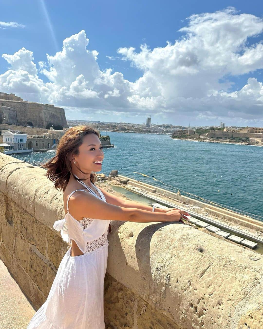 市原彩花のインスタグラム：「Hello Malta🇲🇹 I’ve visited 40 countries in total!  記念すべき40カ国目はマルタ共和国🕊️ 地中海に浮かぶ小さな島国☺️  最近東南アジアばっかりだったから、全然違う景色にテンション上がってます☺️  #malta#maltagram#maltaphotography#maltatravel#マルタ#マルタ共和国#マルタ旅行#マルタ観光#ヨーロッパ#ヨーロッパ旅行#europe#europetravel#海外旅行#valletta」