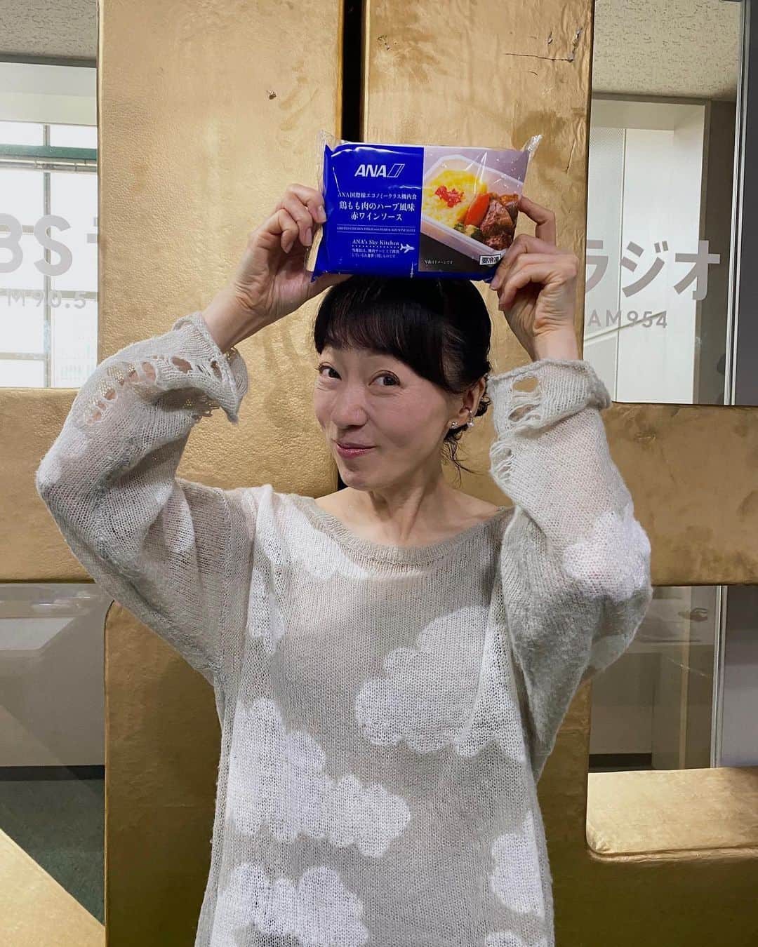湯浅美和子さんのインスタグラム写真 - (湯浅美和子Instagram)「今朝のTBSラジオショッピングはあの航空会社の機内食✈️  ということで、雲のトップスと夜空のスカートコーデ💙  #おはようございます #生放送 #TBSラジオ #TBSショッピング #プレゼンター #機内食コーデ」9月9日 8時39分 - miwako_yuasa