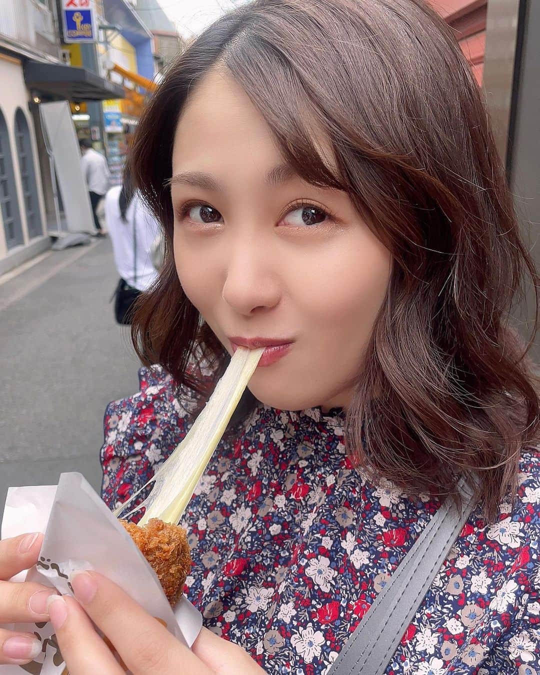 のインスタグラム：「・ ・ 浅草だーいすき！！ 雰囲気もそうだし美味しいもの沢山あって何度行っても飽きない😚🤣🌼  この前行ったお店は、 浅草コロッケ くろげ 浅草雷門店 さん🥔🧀 甘味みつや さん🍡🍵 浅草安心や さん🍗🔥  美味しいもの食べてる時って、ほんと幸せ～🤤  是非食べてみて根～😚💗 ・ ・ ・ ・ 心変わりの相手は私にしてみない？💎  《SNS》 🌻YouTube（２つやってます✌️） ⚫︎アラサーほろよい隊  ⚫︎はるはるチャンネル (ストーリーズハイライトから飛べます✈️） 🌻Twitter  @ Haru2nrun 🌻TikTok  @ haru2n.run ・ ・ #女優#俳優#ダンサー#RIZINガール #新人YouTuber  #YouTuber #チャンネル登録お願いします  #大人女子#ビール女子 #グルメ女子  #お酒好き女子 #お酒好きな人と繋がりたい  #ビール部 #お酒好きと繋がりたい  #アラサー女子#アラサー独身女子 #アラサー独女  #いいね歓迎 #フォロー大歓迎  #japanesegirl #instagood #like4like #浅草#浅草グルメ #浅草食べ歩き #浅草観光」