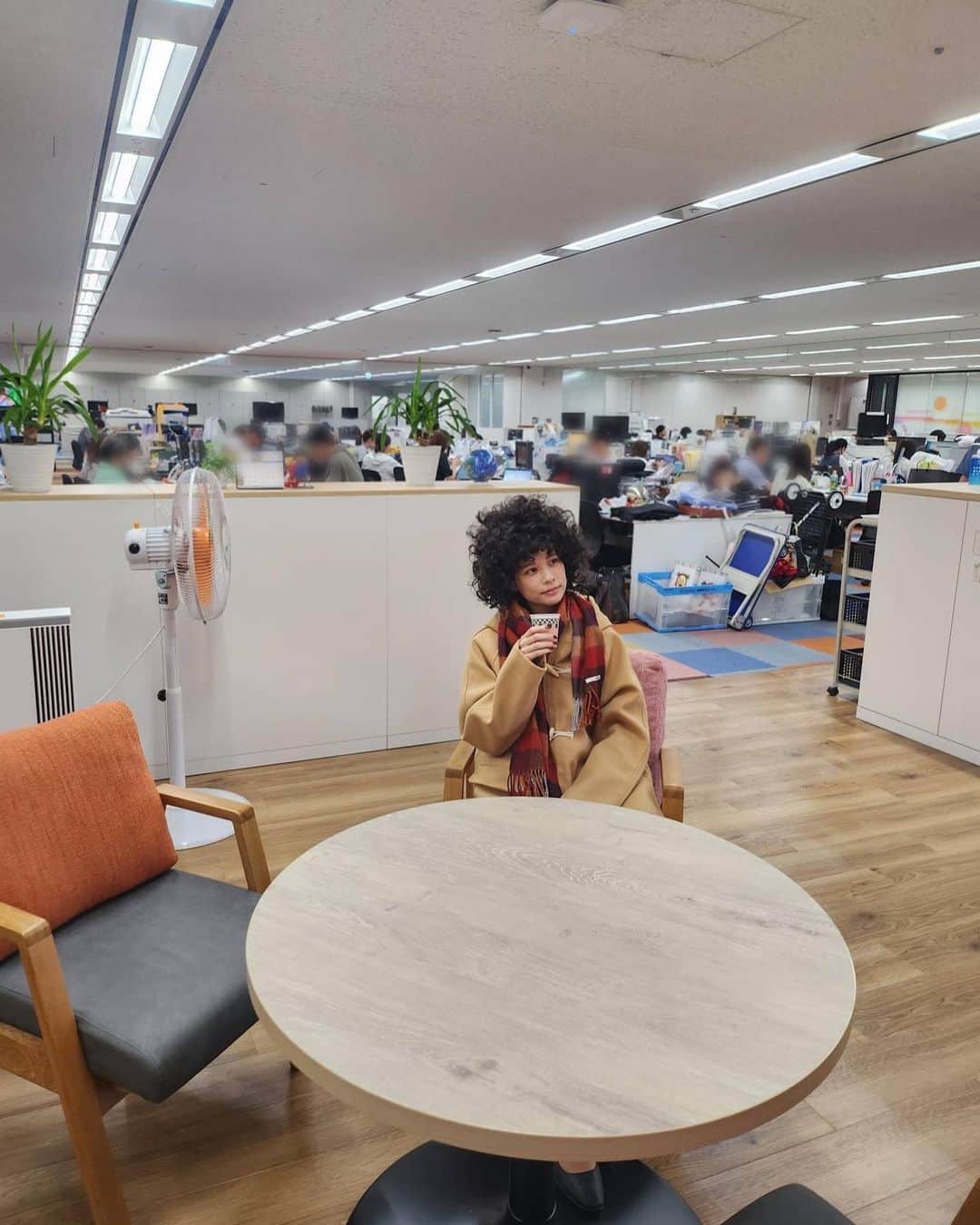 フジテレビアナウンサーのインスタグラム：「. 「サボってると言う勿れ」  #コーヒーブレイク #ミステリと言う勿れ #9月15日公開🧣」