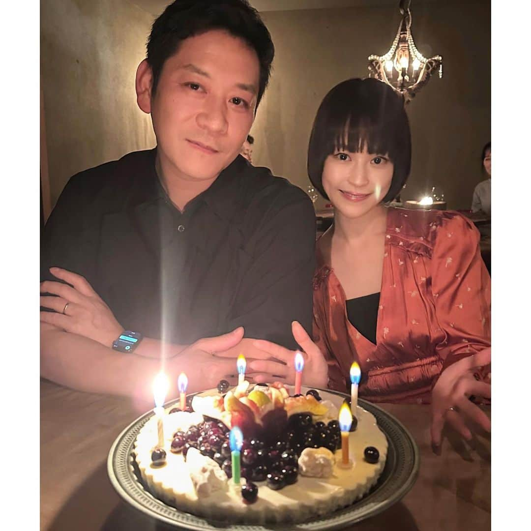 清川あさみのインスタグラム：「Happy birthday to my dear husband 😘  先日今年は丁度夫の好きな感じでしっぽりと二人のお気に入りの場所でお祝いできました🥂当たり前だけど私が子供に付きっきりなので夫婦時間はとても貴重。  結局仕事の話や子供達が可愛いという話で盛り上がるのですが😂（親バカ）喜んでくれて良かった！  誕生日が近い私達、歳気にしないから忘れるけど..出会ってもうすぐ10年かぁ、何だかんだ仲が良いっていいね✨  濃すぎる年月。  自分より一先ず早くおめでとう🎉  #🎂 #myartfamily  #恋人のような友達時に弟のような旦那 #パパ　#koheinawa #happybirthday #特別ケーキ🥰#名和晃平 #清川あさみ」