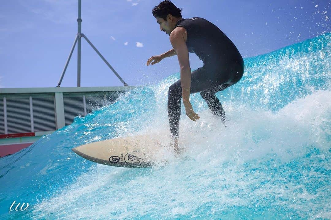 幸太のインスタグラム：「Go weekend time   この日は天気も良く 綺麗な写真を撮ってもらえたなぁ〜🏄  Thanks📸 @takashi_watanabe_photography  さっ、今日のリアル波はどうでしょう🏄   皆さんも怪我なく良い週末を〜」