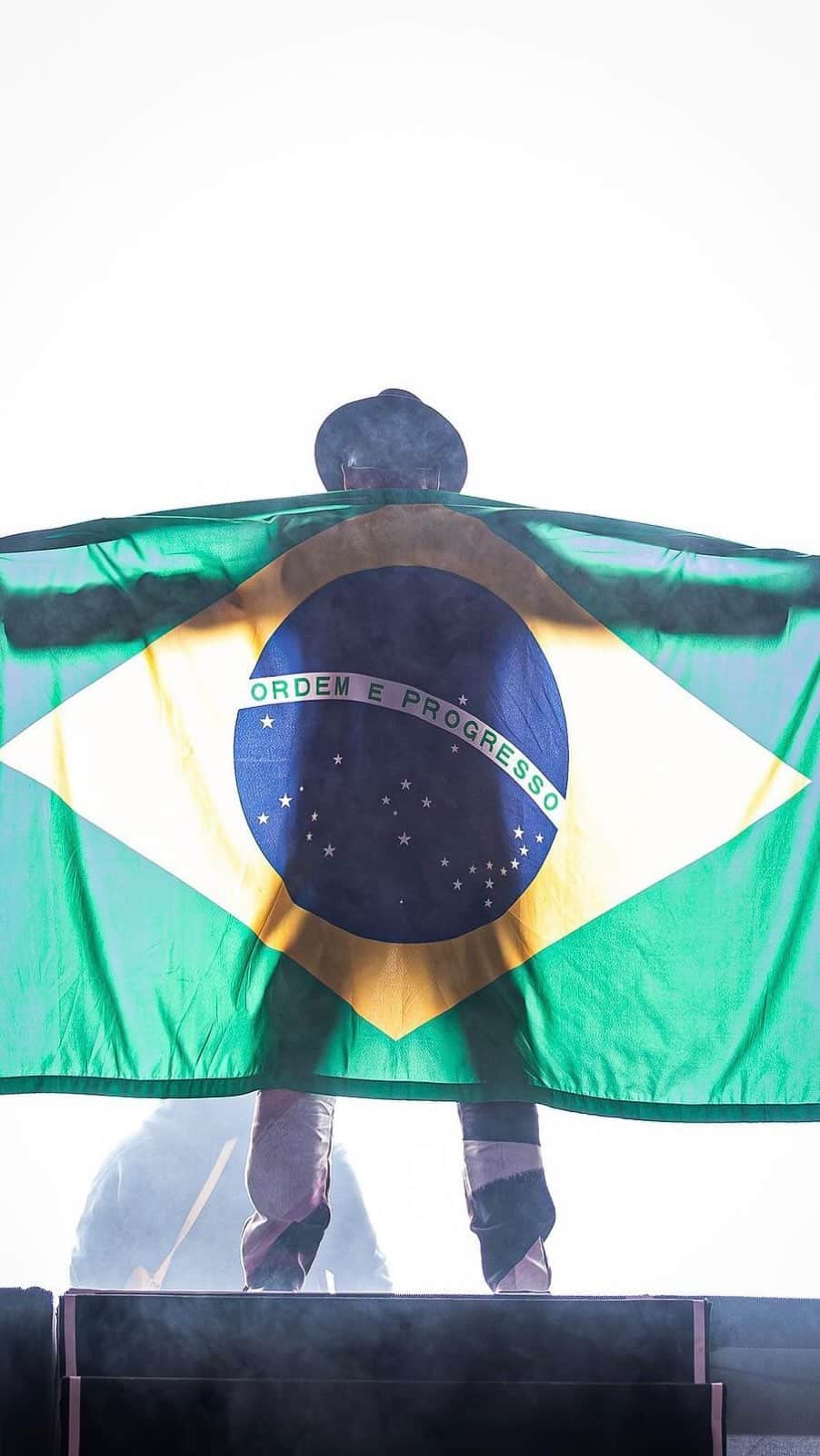 NE-YOのインスタグラム：「BRAZIL DID NOT DISAPPOINT!!! 🇧🇷  I LOVE Y'ALL! 🖤 Shout out to @thetownfestival for me having me!  🎥: @christianngilchrist」