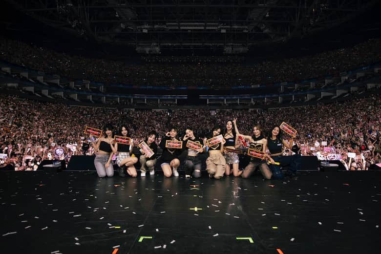TWICEさんのインスタグラム写真 - (TWICEInstagram)「TWICE 5TH WORLD TOUR 'READY TO BE' IN #LONDON - DAY 2  If someone asks what we love about London,  there is much to say🎡✨but the best is our lovely London ONCE❤️ We had the best two nights in London and we're so grateful for every single moment of it!🤍 You made it all possible, and we won't ever forget the love and support you showed us💙 (ONCE! We will never forget your amazing rap, too😂😘😉) Shout out to @pinkpantheress for coming to our show!   #TWICE #트와이스 #READYTOBE #TWICE_5TH_WORLD_TOUR」9月9日 9時00分 - twicetagram