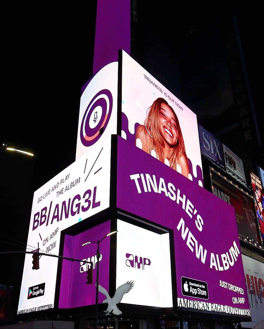 ティナーシェのインスタグラム：「pressure in Times Square🔥 @onamp @amazonmusic」