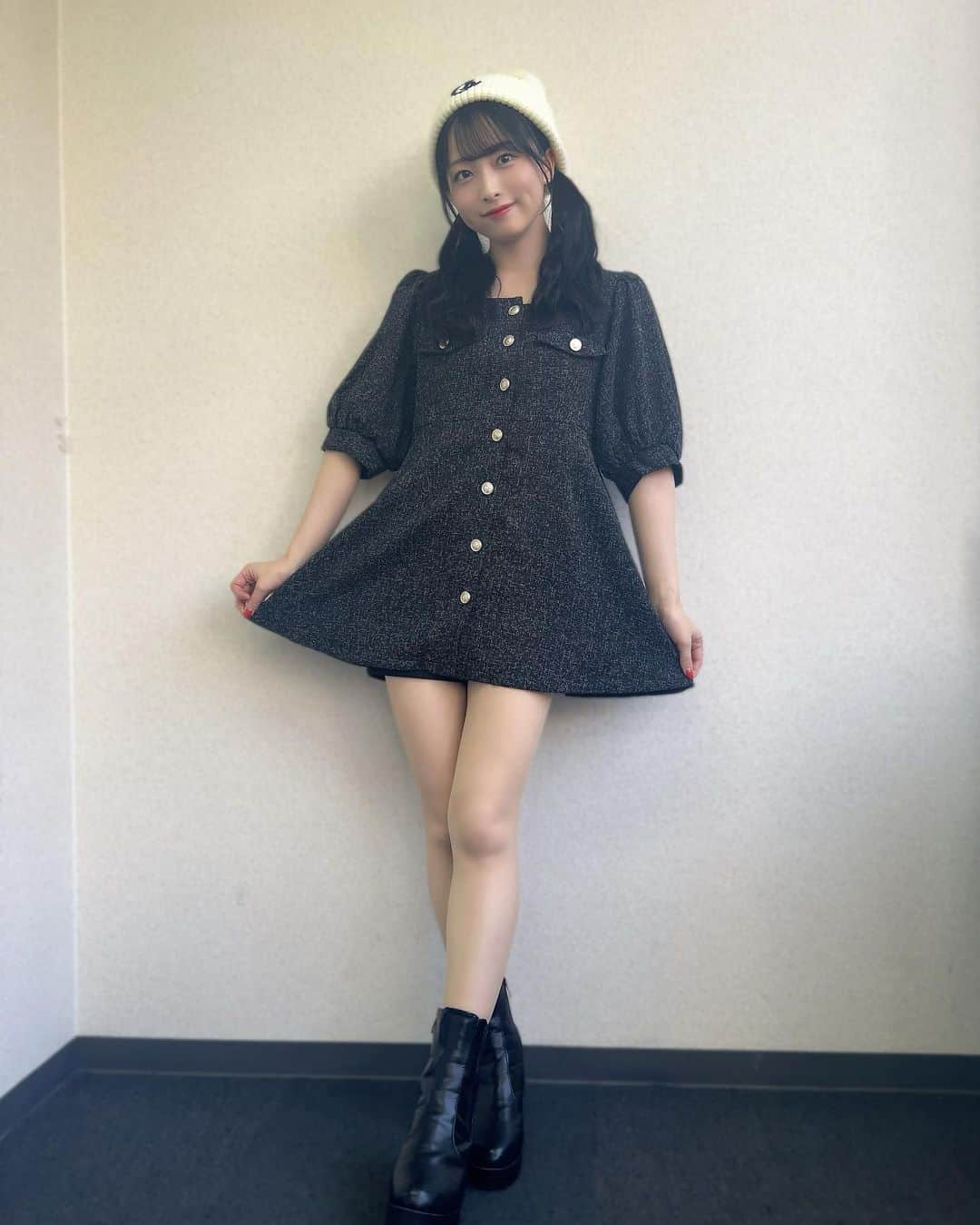 清原梨央のインスタグラム：「久々に全身コーデ🩶 かわいくてお気に入りの私服ー！！  大阪チェキ会ありがとう☺️  #ootd #olivedesolive  #ニット帽 #ツインテール」