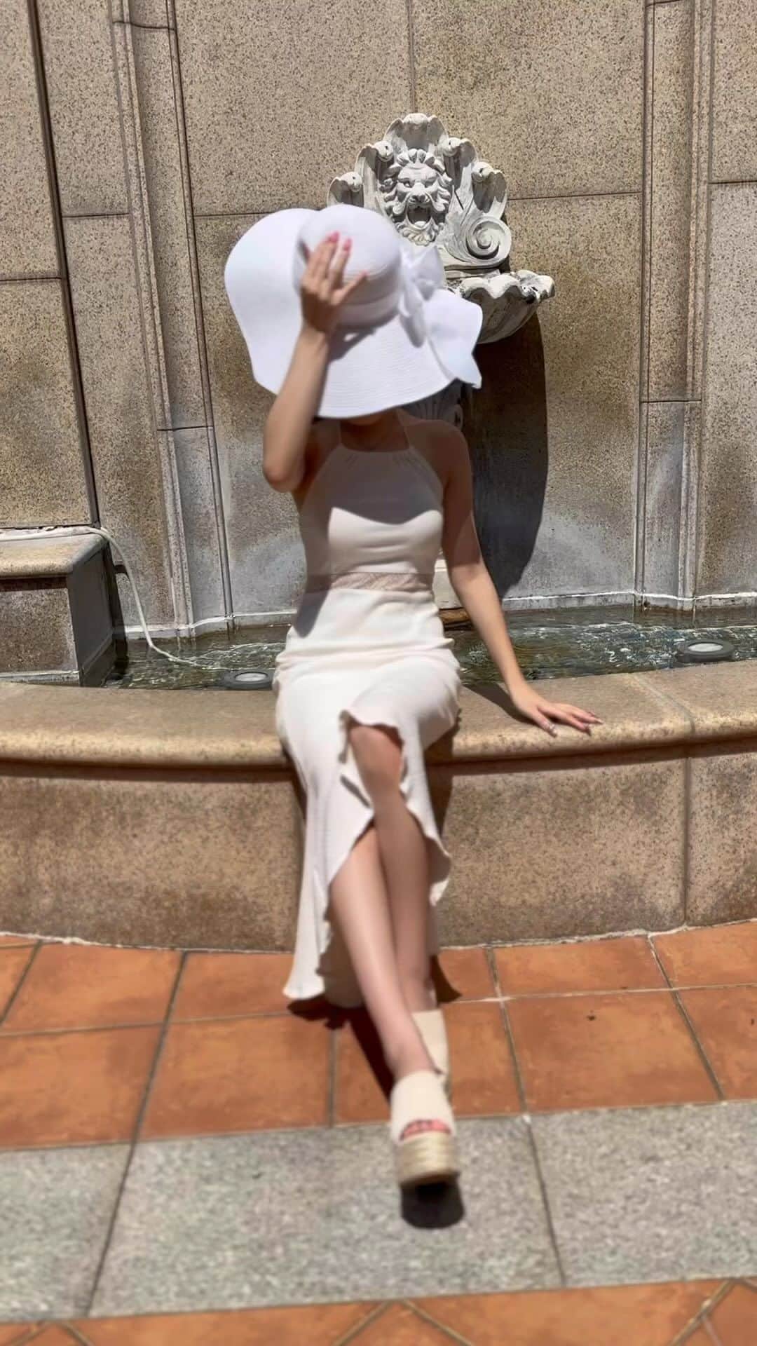 あさみんのインスタグラム：「White👚🤍👚🤍  白ワンピース好評すぎて嬉しい👗🥰🤍 大きめのハット帽子がチャームポイント😆👒笑  #ママコーデ#夏#夏コーデ#ホワイトコーデ#リール#リール動画 #code#ootd#onepiece#likeforlike#likeforlikes#l4l#instalike#f4f#like#instalike#like4like#followme#🤍」