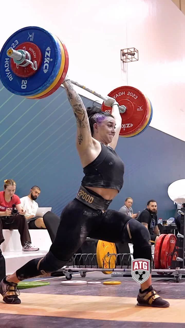 マッティ・ロジャーズのインスタグラム：「@mattierogersoly 🇺🇸 145kg / 319lbs C&J +🌪️ in the 2023 Worlds training hall! #cleanandjerk #weightlifting」