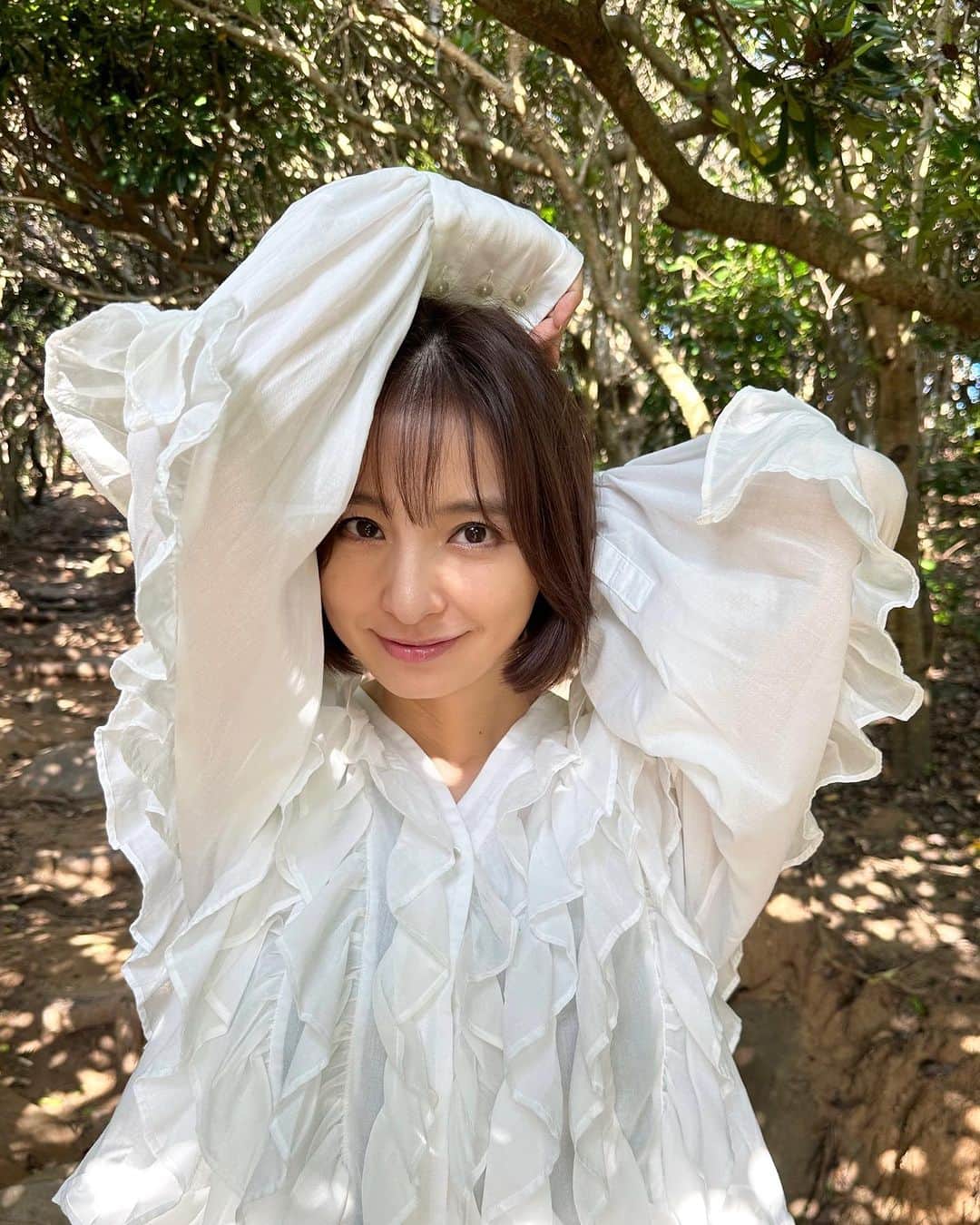篠田麻里子のインスタグラム：「朝から森で撮影してたら めっちゃ蚊に噛まれました🥹 3枚目😆 虫除け効かないくらい噛まれた。笑 まだ夏だね🥹 #糸島#地元」
