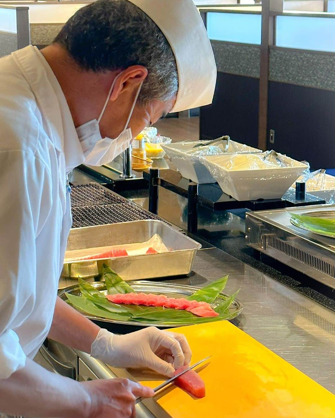 稲取銀水荘さんのインスタグラム写真 - (稲取銀水荘Instagram)「🍁ライブキッチンで出来立てを味わう特別企画🍁  稲取銀水荘では本日9/9と明日9/10に プライベート花火大会を開催🎇  告知を行ってから、おかげさまで多くのご予約をいただきました🙌 ありがとうございます😌✨  さらに今回は花火大会に合わせて特別企画を実施🌟  ダイニング「銀の海」のライブキッチンにて メジマグロのお刺身と炙りのサラダ仕立てを 食べ放題で夕食時に提供🐟🐟  メジマグロとは、本マグロの幼魚で今が旬のお魚です🐟🐟  今後もライブキッチンを活用したスペシャル企画を検討しております👍 内容が決まり次第お知らせいたします📢 お楽しみに☺️☺️  #稲取銀水荘 #銀水荘 #東伊豆 #伊豆稲取 #伊豆旅行 #稲取温泉 #自家源泉 #オーシャンビュー客室 #オーシャンビュー #相模灘 #温泉旅行 #温泉旅館 #海の見える宿  #食欲の秋 #ライブキッチン #食べ放題 #家族旅行 #summer #Izu #Onsen #Ryokan #JapanHoliday #Japan」9月9日 18時25分 - inatoriginsuisosta_izu