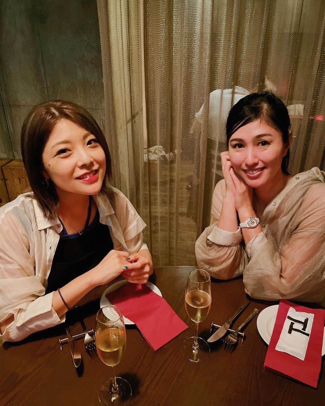 のインスタグラム：「先日、仲良しのちよみさん( @chiyomimy )と食事に行ってきたよー🥂  普段からなにかと連絡を取り合ってるけど、こうやってゆっくり会うのは久しぶり。  ちよみさんは12歳も先輩なのだけど、めちゃくちゃフランクに何でも話せて凄く心地が良いの🥹💕  いつも私の話に耳を傾けてくれて、その上で人生の先輩としての助言をくれるから凄くありがたいのです😌  とってもオシャレなお店で、美味しいお酒に美味しいお食事、最高に楽しい時間でした🍷✨  ちよみさん、いつもありがとう🥰  #ディナー #デート #信頼できる人  #いつもありがとう」