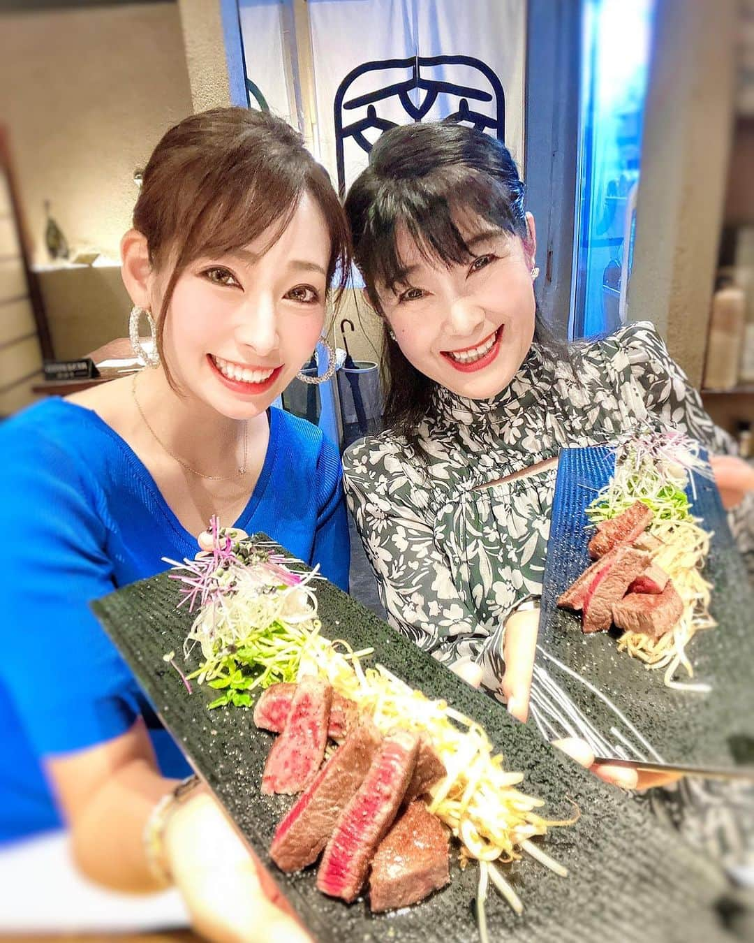 りほのインスタグラム：「お母さんとディナー！❤️🍽️🗼 六本木にある鉄板焼 炭焼 さいとうさんへ行ってきました💕😊今回は「さいとうおまかせコース」をいただきました😍  その日とか時期によって出てくるメニューが違うんです✨😳行った日や季節でまた違った味が楽しめちゃいます☺️  前菜から人気の定番料理✨ 季節料理、メイン黒毛和牛、〆のお食事、デザートなどの全15品のコース！😍美味しいものてんこ盛りもお腹も気持ちも幸せいっぱいでした❤️☺️  大好きなお肉もお魚も両方堪能出来て幸せ💕🤭 食べるの大好き親子にはたまらんっ☺️笑  カウンターから個室もあるので、記念日から接待まで幅広くいろんなシーンで利用できちゃいます😊 六本木駅からすぐなのですごく便利✨  美味しいもの食べてると元気出るだよー💕  @teppanyaki_sumiyaki_saito #鉄板焼炭焼さいとう #六本木グルメ #六本木ディナー #六本木鉄板焼き #六本木居酒屋 #港区 #鉄板焼き #港区ディナー　#東京グルメ　#teppan #teppanyaki #roppongi #PR #japanesefood #tokyofood #グルメ女子　#親子　#親孝行　#東京観光　#tokyotower #食べるの大好き　#グルメスタグラム #グルメ旅 #和食　#wasyoku」