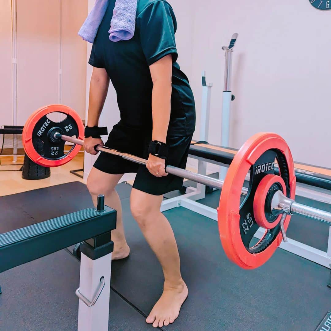 島田佳奈のインスタグラム：「病院行脚からのパーソナルトレーニング（26回目）。私くらいの歳で32.5kg上げられるのは、まーまーすごい背筋らしい（ドヤ）。ステロイド注射で肩の痛みも（ほぼ）なくなったし、胸筋ももっと鍛えたいなー！」