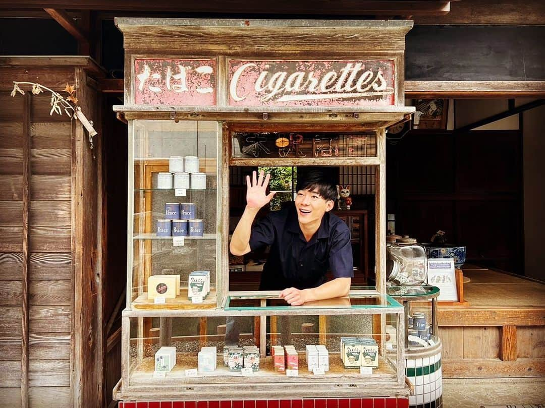 小沢光葵のインスタグラム：「. 〜ひるおび中継〜  浦安市郷土博物館からの中継でした⭐️  浦安市出身の私。  幼い頃から足繁く通っていた場所。  まさか地元からの中継になるとは！  昔と今の写真比べてみました。 (2枚目と3枚目)  2枚目は12歳の時。  日差しで目が開かない私。  そこは変わってないみたいです。  #ひるおび #ひるおび中継 #千葉県浦安市 #浦安市郷土博物館 #昭和 #あさり #地元からの中継でした」