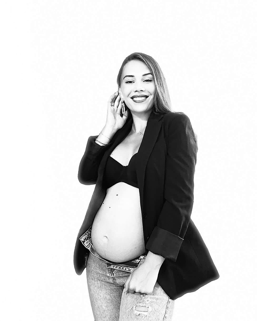 ルーベン・ブロマールトのインスタグラム：「Today we will know what you are 😍 #teamboy or #teamgirl 🩷🩵 Whatever, we will love you!   📸 @stiliqnna_   #genderreveal #bigday #pregnancy #babyparty #excited」