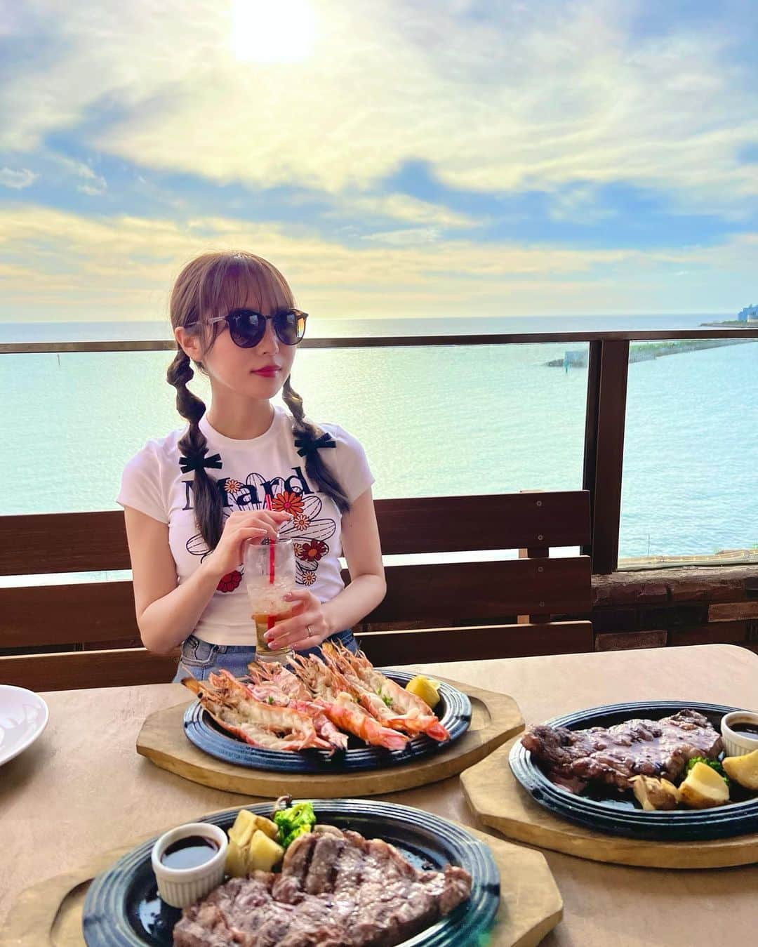 Moeka Takamatsuのインスタグラム：「♡ 😋🌺 . . . . . #沖縄旅行#okinawatrip#沖縄#okinawa#アメリカンヴィレッジ#沖縄観光#ビーチ#夏コーデ#海コーデ#海#コーデ#ファッション#ステーキ#ディナー#ランチ#コーディネート#date#デートコーデ#fashion#ロングヘア#ヘアスタイル#ヘアメイク#selfie#selca#サロンモデル#被写体#sea#followme#instagood#like4like」