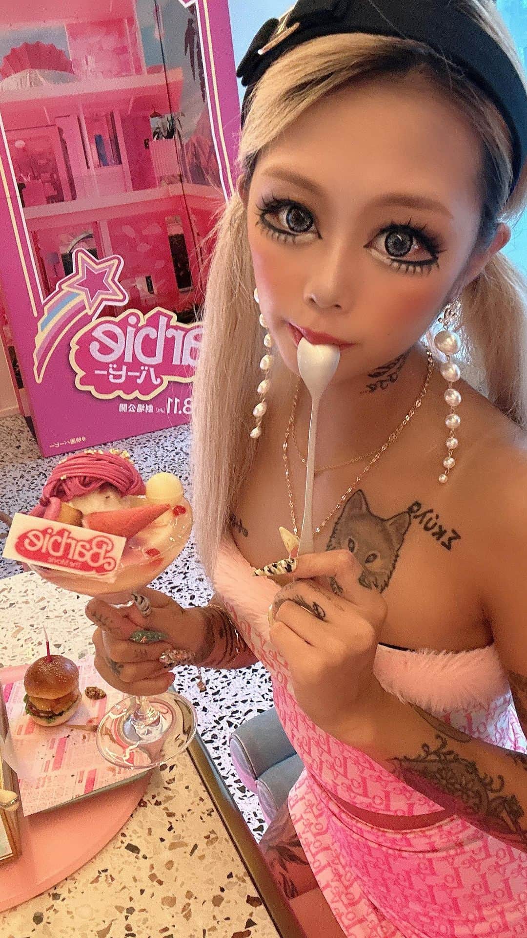 HIRANOAMIのインスタグラム：「カワイイで溢れかえってた🎀🩷🩷🩷 来世は絶対Barbieになるもんっ！！！！！ #Barbiecafe#afternoontea#wosaka#Barbie #バービーカフェ#アフタヌーンティ#w大阪」