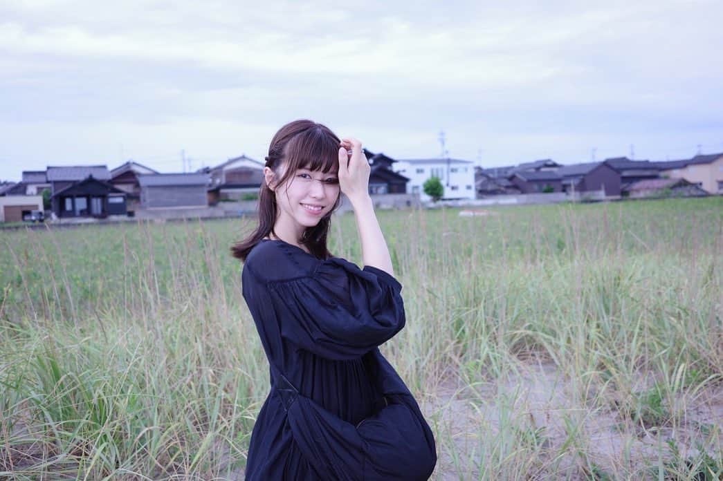 飯田祐真のインスタグラム：「友人と石川旅行に行きました🐚  能登の海は波濤がキラキラ輝いていて、ゆるやかな風がスッと自分の身体を通り過ぎていくようで気持ち良かった  能登の海沿いの町は寒さと塩害に強いらしい艶のある大きな黒い瓦が使用された家屋が立ち並んで眩しくて、波濤の輝きと共鳴しているみたいでどこを歩いていても美しかった  また行きたいな」