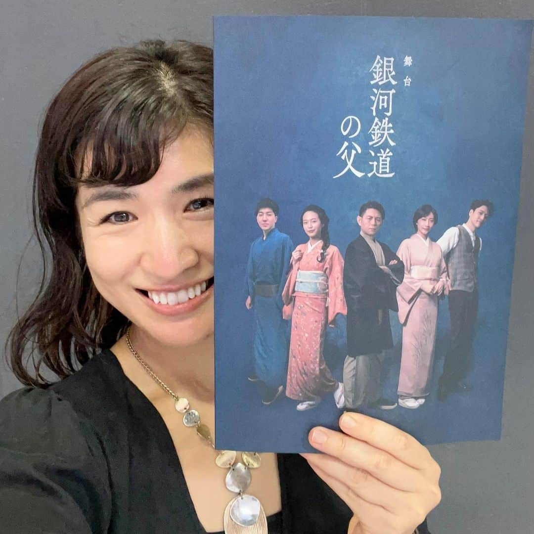 瓜生明希葉のインスタグラム：「すっっっっごくよい初日でした🥹 目が腫れるほど😭  演者さんの熱量 絶妙な間合い 劇場全体の没入感 心の共鳴  これまで何度もお稽古で聞いていた台詞が全く違うものとして刺さる、これは素晴らしい初日の証。  わたしは舞台に心が震える瞬間を求めています。  感動作に限らず喜劇であっても、舞台上にリアルなものがあったら心が震えるのです。  きっとわたしは血が通っているお芝居が好き、人間同士の心の共鳴が好きなのだと思います。  切実に、たくさんの方に是非観て頂きたいです‼️ （美術が美しく見える二階席もおすすめです！）  https://www.mmj-pro.co.jp/ginchichi/  #舞台銀河鉄道の父  #的場浩司 #福田悠太 #ふぉ～ゆ～ #三浦拓真 #駒井蓮 #田鍋謙一郎 #しゅはまはるみ #桑田亜紀 #大空ゆうひ」