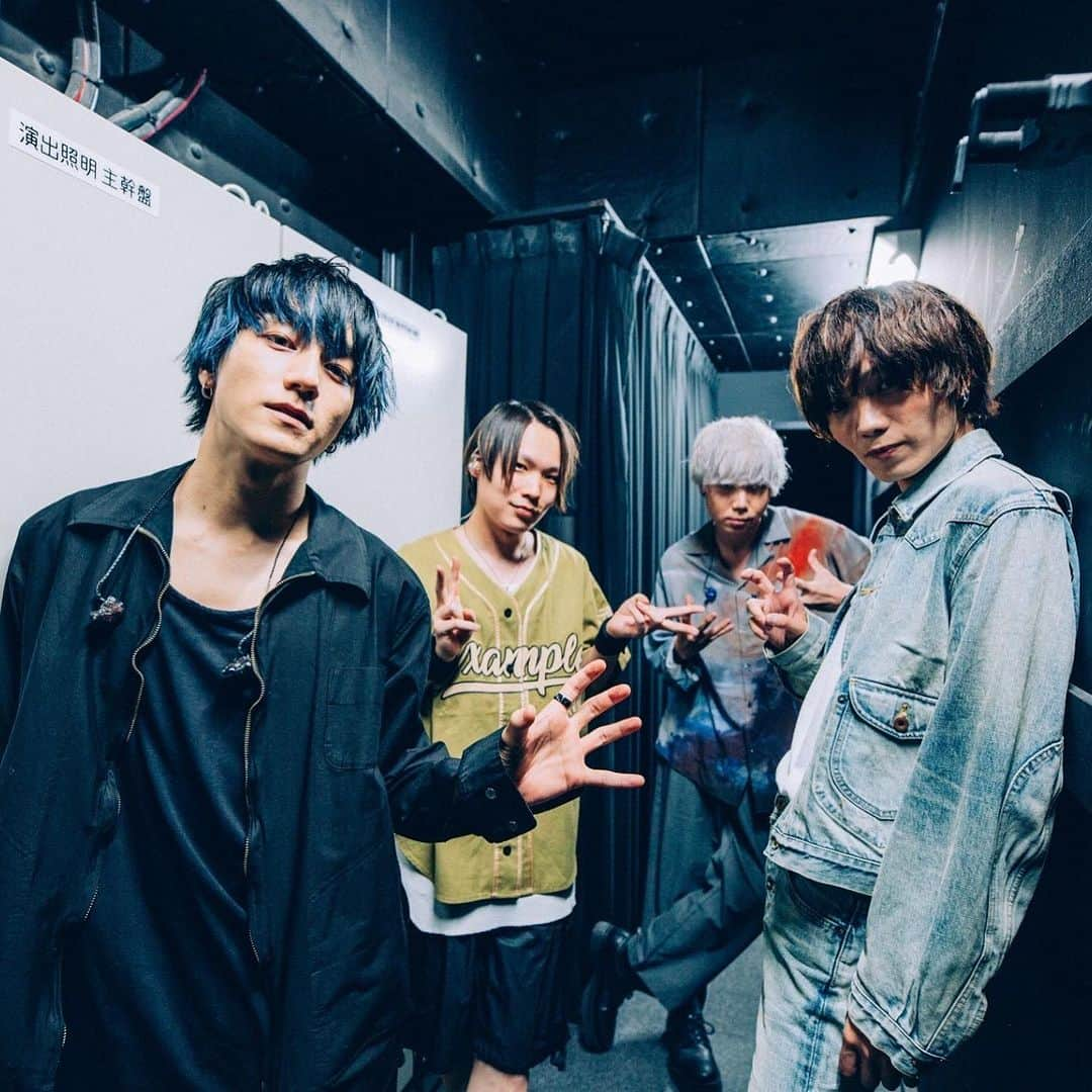 KANDAIさんのインスタグラム写真 - (KANDAIInstagram)「2023.09.08@渋谷WWW X ・ 昨日から衣装も変わりまして◎ 撮影で使ったやつはなんかライブっぽく無いなと思ってベースボール⚾️系が良い！って事でアー写とは違うやつお願いしました😆 ・ 橘さんいつもありがとうございます◎ @shogo_tachibana  ・ そして写真はJP！ 久々に会えて嬉しかったよー！◎ 📷( @junpeihiyoshi ) ・ #lennycodefiction #drum #drummer #sakae #sakaedrums #sakaeosakaheritage #dw #paiste #lerni #64audio  #ボルト #ナルト #炎炎ノ消防隊 #僕のヒーローアカデミア #dgraymanhallow #allout #魔王学院の不適合者 #flow #リアクションザブッタ」9月9日 18時38分 - kandai918