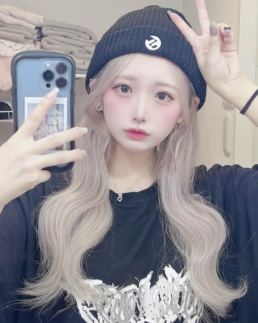 もいちゃんのインスタグラム：「. . 🅿️🈂️ .  #ハイトーン  #ハイトーンカラー  #ショートヘア  #ショートボブ  #韓国ヘア  #韓国ファッション #韓国メイク  #純欲メイク  #自撮り  #ピアス #舌ピ  #軟骨ピアス #ヘリックス #アンテナヘリックス #インナーコンク #トラガス #拡張ピアス」