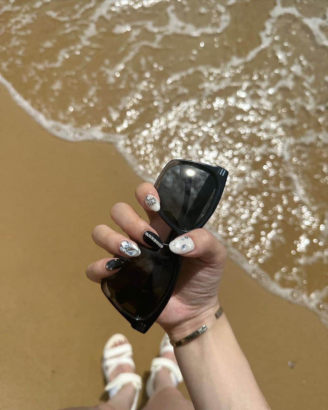 のインスタグラム：「.  にゅーねいるっ 黒ネイル初だけどぎゃんかわ🖤🩶 薬指の埋めつくしもかわいすぎるねぇ  #ネイル #ネイルデザイン」