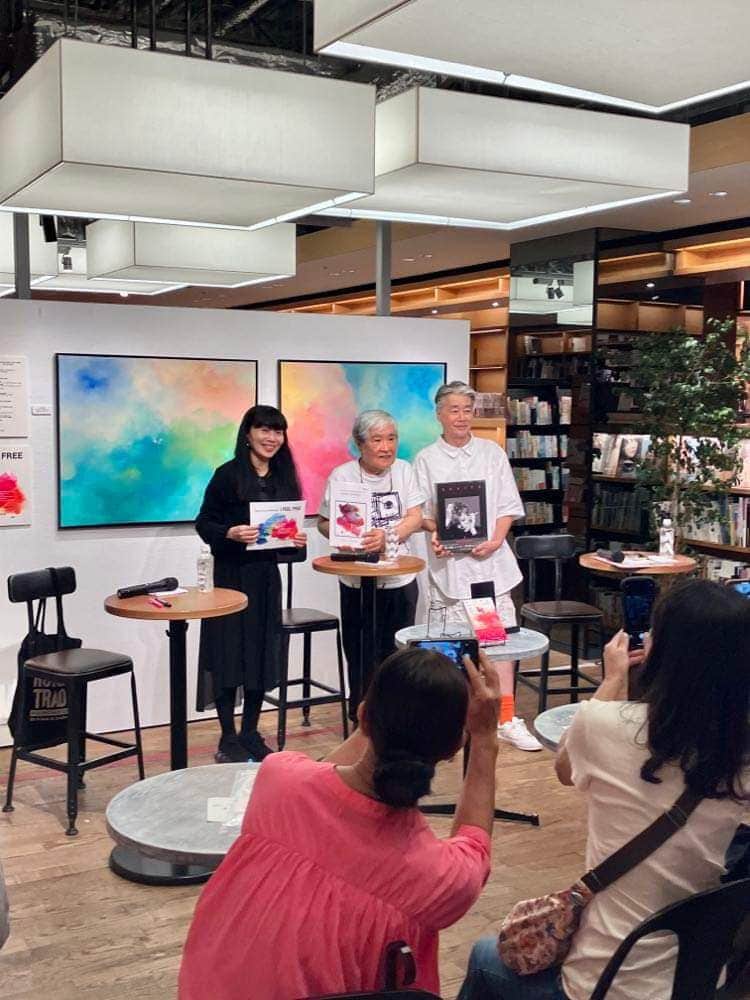 深町健二郎のインスタグラム：「那須慶子さんの絵画展開催に合わせてのトークイベント。写真家、鋤田正義さんとも久しぶりにお会い出来て、あっという間の90分でした！  鮎川さんや清志郎さんのエピソード、もちろんボウイやジャームッシュの話も貴重なものばかり。  肝心の那須さん話が手薄になってしまいましたが😅I FEEL FREEというクリームの曲をテーマに、音楽が聴こえて来るような抽象画に囲まれてネオサイケデリック感満載でした！  那須慶子個展「I FEEL FREE」  会期：2023年9月5日(火曜日)〜9月21 日(木曜日) 時間：9:00-22:00 会場：福岡市中央区六本松4-2-1-421ビル2階六本松蔦屋書店アートスペース  https://store.tsite.jp/ropponmatsu/event/shop/35391-1439290817.html  9月18日(月曜日祝日)17:00〜TALK SHOW 大江慎也氏/渡辺圭一氏  https://store.tsite.jp/ropponmatsu/event/shop/35392-1445190817.html  ◉期間中は15:00〜19:00在廊予定ですが9月16日から18日の午前中までは不在になります。 ◉管理出来かねますので、お花やお菓子は辞退させて頂きます。」