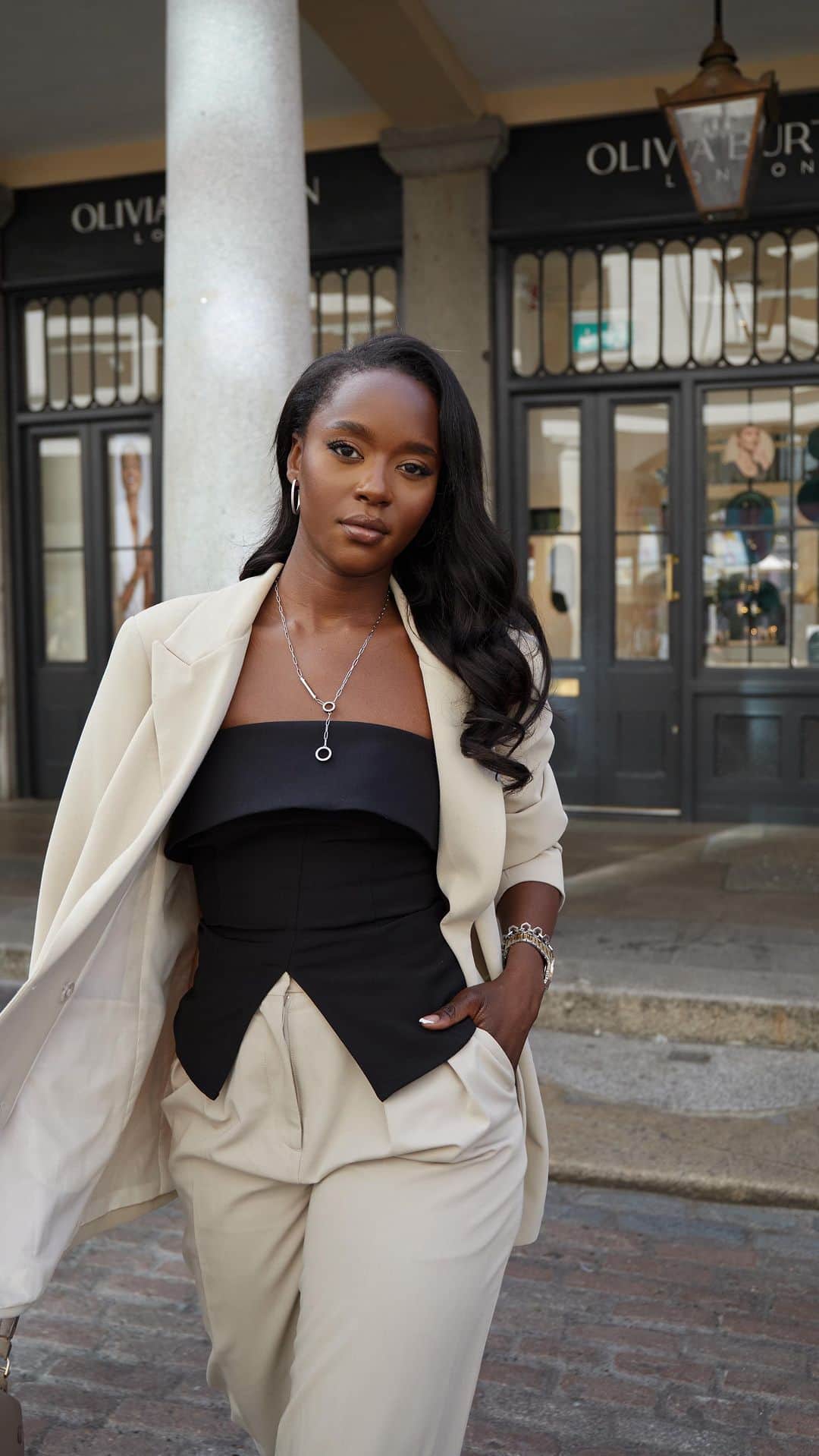 のインスタグラム：「AD The secret is out!! I spent an incredible day shooting with @oliviaburtonlondon for their FW23 collection that has just launched and i’m excited to be a part of The Olivia Burton Collective.  These timeless pieces have become a staple to my styling. A mix of the Hexa Multifunction Two Tone Silver & Gold plated Bracelet Watch tied well with the silver versions of the Linear Y Necklace, Honeycomb Link Bracelet and Classic Linear Hinge Hoop Earrings in the day, and the gold versions for the evening.   Hope you can all get a piece from this collection, available now @oliviaburtonlondon #OliviaBurtonCollective #OliviaBurtonLondon」