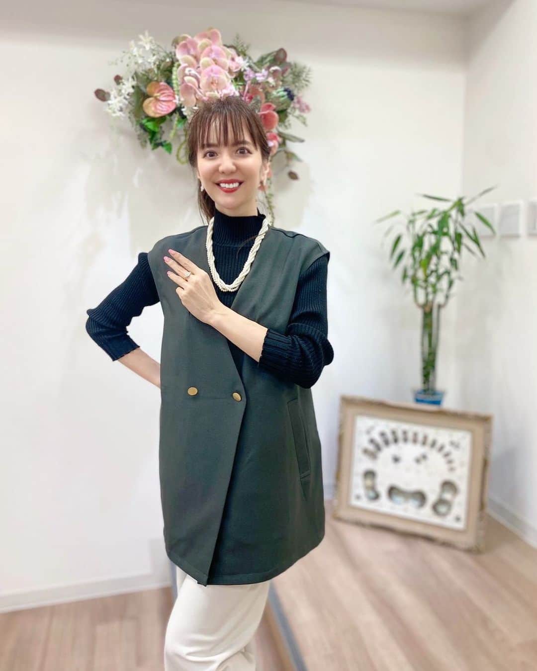 のインスタグラム：「先日は、とある撮影でした🎥 私のワードローブには無い ジレを借りて✨ご満悦  涼しくなってきましたね！ 気圧の変化もあったりですが、自身の体調がいちばん💜 無理せず笑顔な日々を💜  #パール #撮影 #秋服」