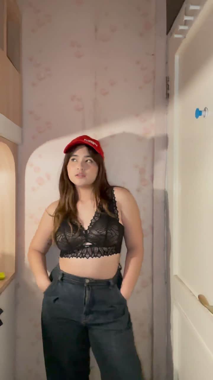 タリア・イファンカ・エリサベスのインスタグラム：「Bralette lace tapi nyaman banget gak gatel🥺🤍 Bisa langsung dijadiin top kayak gini lucuuuk✨😖」