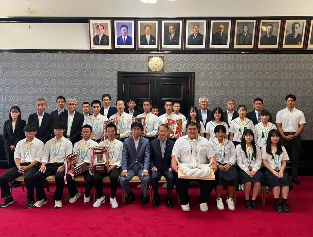 きいちゃんのインスタグラム：「【知事活動報告】 2023年度全国高等学校総合体育大会の上位入賞者の皆さんが来庁。ヨット、陸上、少林寺拳法、カヌー、弓道、相撲、アーチェリー、ソフトテニス、柔道競技で優秀な成績を収めた若者たちの清々しい笑顔に心が洗われました。おめでとう、そして、さらなる健闘を祈ります。  #和歌山県 #全国高等学校総合体育大会」