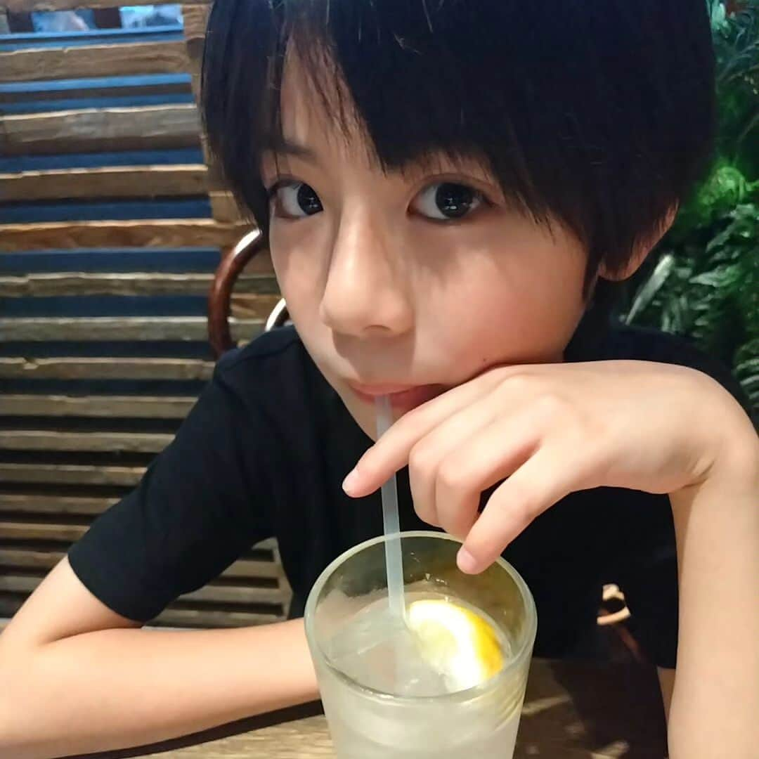 三浦綺羅のインスタグラム：「食べ盛り🤭🍴 一気に飲み干してモクモクと食べます♥ 好きなものはいくらでも 食べれちゃいます🥰  オイスター大好き🍴 最後はデザートますとです♥  #三浦綺羅 #食べ盛り #甘党男子 #甘いものは別腹」