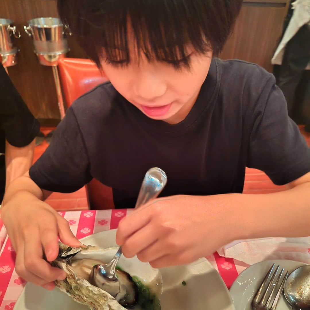 三浦綺羅さんのインスタグラム写真 - (三浦綺羅Instagram)「食べ盛り🤭🍴 一気に飲み干してモクモクと食べます♥ 好きなものはいくらでも 食べれちゃいます🥰  オイスター大好き🍴 最後はデザートますとです♥  #三浦綺羅 #食べ盛り #甘党男子 #甘いものは別腹」9月9日 18時55分 - kira__miura