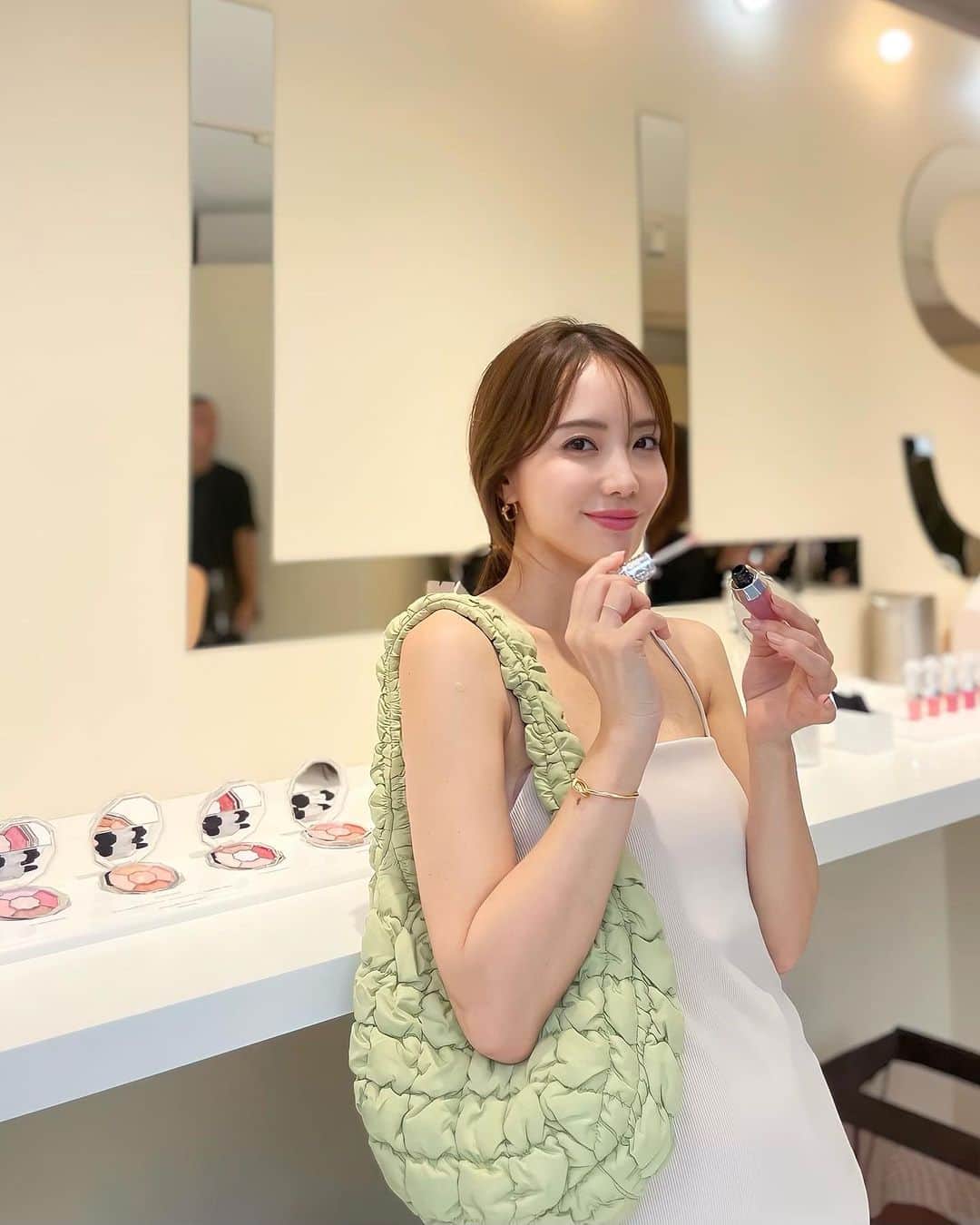 のインスタグラム：「本日から明日10日(日)までの2日間 原宿で開催されている PHOTO STUDIO by JILL STUART Beautyにご招待頂きました💐 @jillstuartbeauty   JILL STUARTの世界観がたっぷり感じられる可愛いフォトブースや その場でヘアメイクさんにタッチアップして頂けたり、なんと素敵なお土産まで🤍  この週末に是非遊びに行ってみてくださいね😆🤍  #jillstuart #ジルスチュアート」