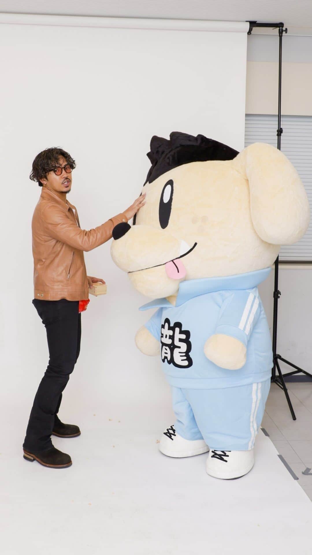 GENERATIONS高校TVのインスタグラム：「【ジェネ犬の可愛がり方が特殊すぎる龍友💓】懐かし名場面をプレイバック✨龍友にされるがままの龍友ジェネ犬がついに怒りの反撃⁉️  #gene高 #ジェネ高 #generations高校tv #gene #generations #ジェネ #ジェネレーションズ #generationsfromexiletribe #ldh #白濱亜嵐 #片寄涼太 #数原龍友 #小森隼 #佐野玲於 #関口メンディー #中務裕太」