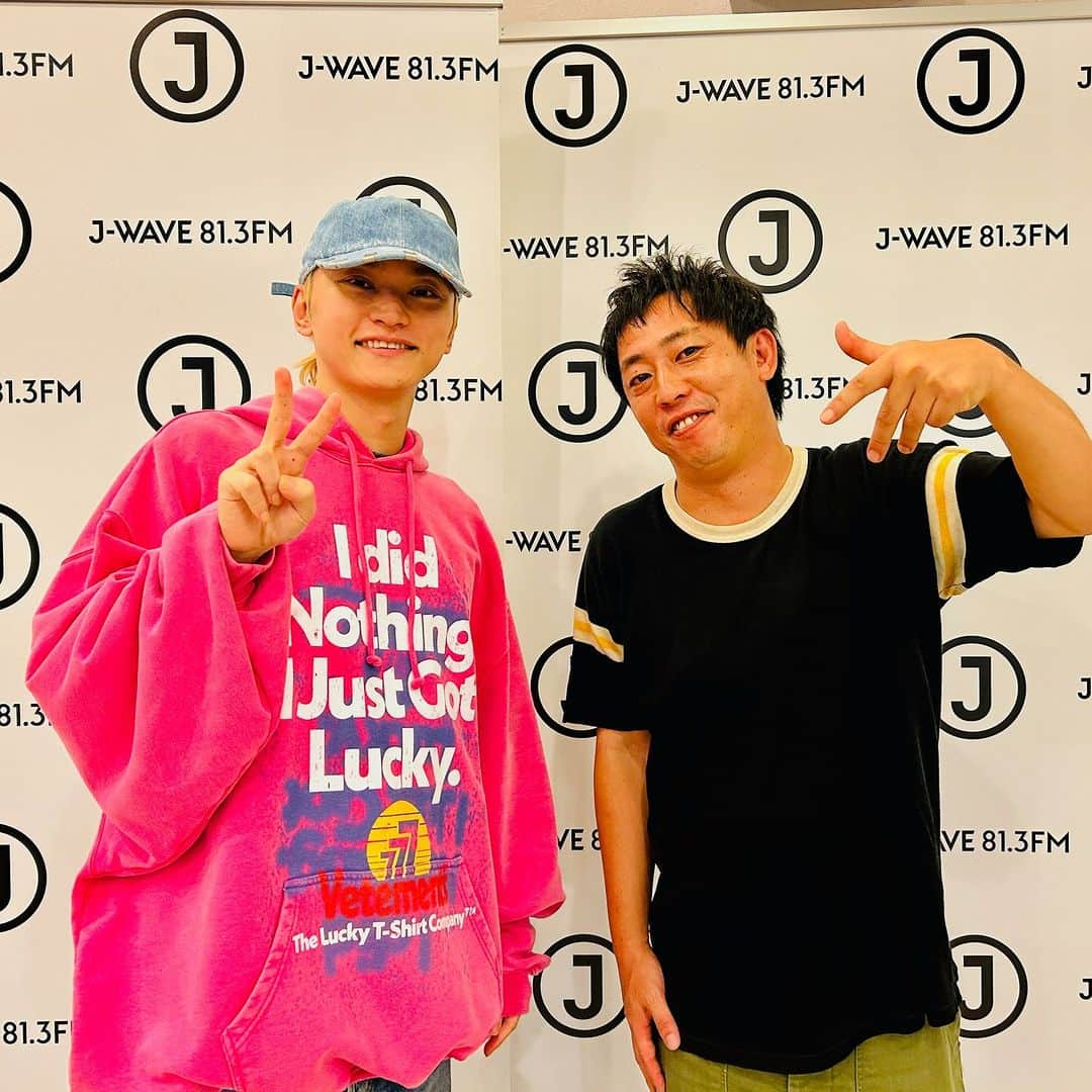 のインスタグラム：「SKY-HI × さらば青春の光・森田哲矢  SKY-HIがナビゲート 『DIVE TO THE NEW WORLD』  お笑いコンビ、さらば青春の光・森田哲矢さんが登場！ ￣￣￣￣￣￣￣￣￣￣￣￣￣￣￣￣￣￣￣￣￣￣￣￣￣ キングオブオブコントの決勝進出常連として活躍✨  事務所退所後の挫折、、 フリー芸人としてYoutubeでの成功！  様々な困難を乗り越えてきた森田さんに SKY-HIがいろいろ伺っていきます🎙  今夜 9/9(土) 23:00〜、どうぞお聴き逃しなく🎧  #jwave #dive813 #skyhi @skyhidaka」