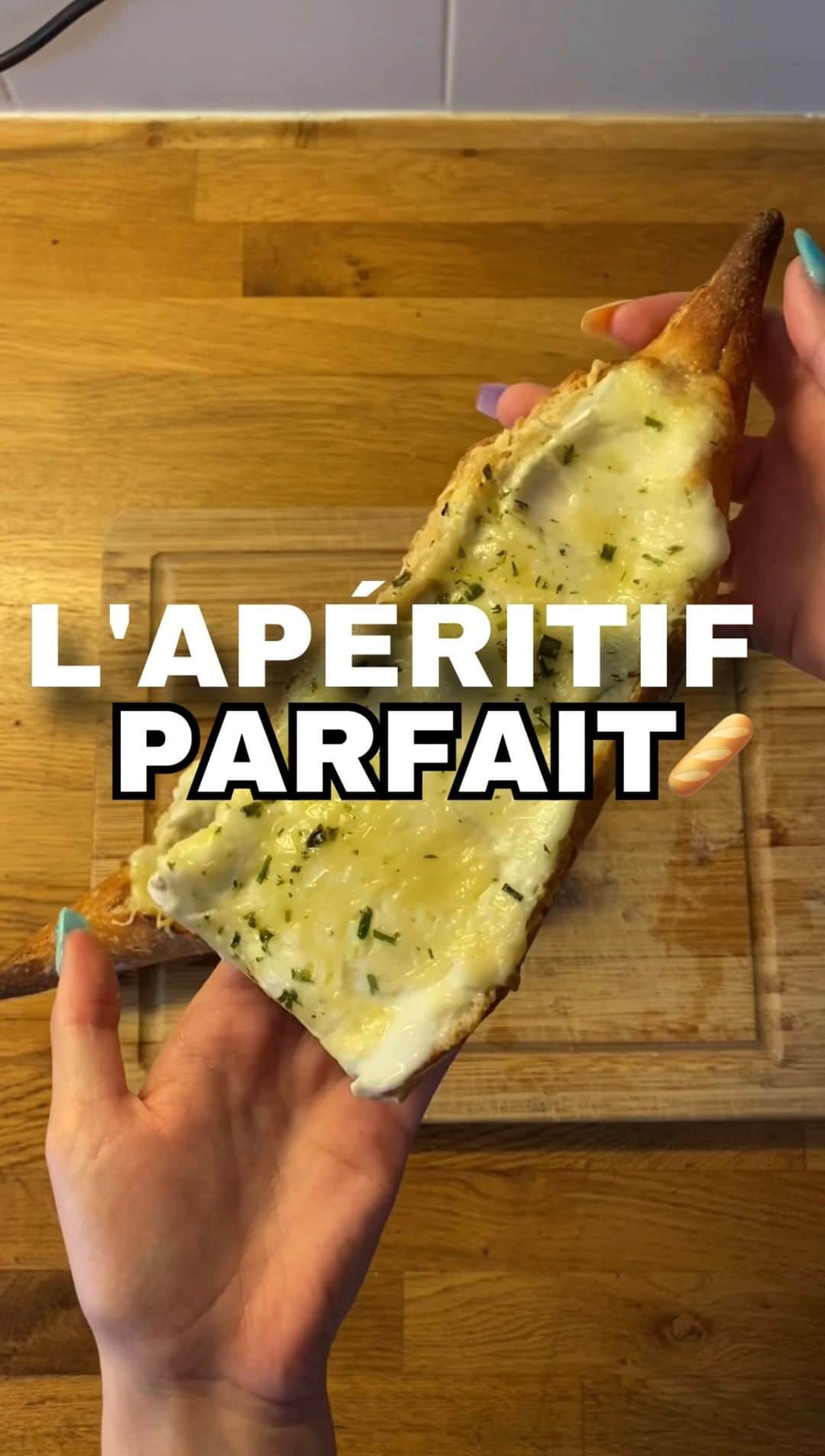 Carrefour Franceのインスタグラム：「La PÉPITE de l'apéro ! Rapide et gourmande, testez notre recette de baguette cheesy 🤤🧀  Ingrédients :  - 1 baguette 🥖 - Crème fraîche  - Bûche de chèvre  - Mozzarella  - Fromage râpé 🧀 - Épices de votre choix 🧂  Et vous, quelle est votre recette pépite pour vos apéros ? 🍽  #carrefour #pascher #recettefacile #inflation」