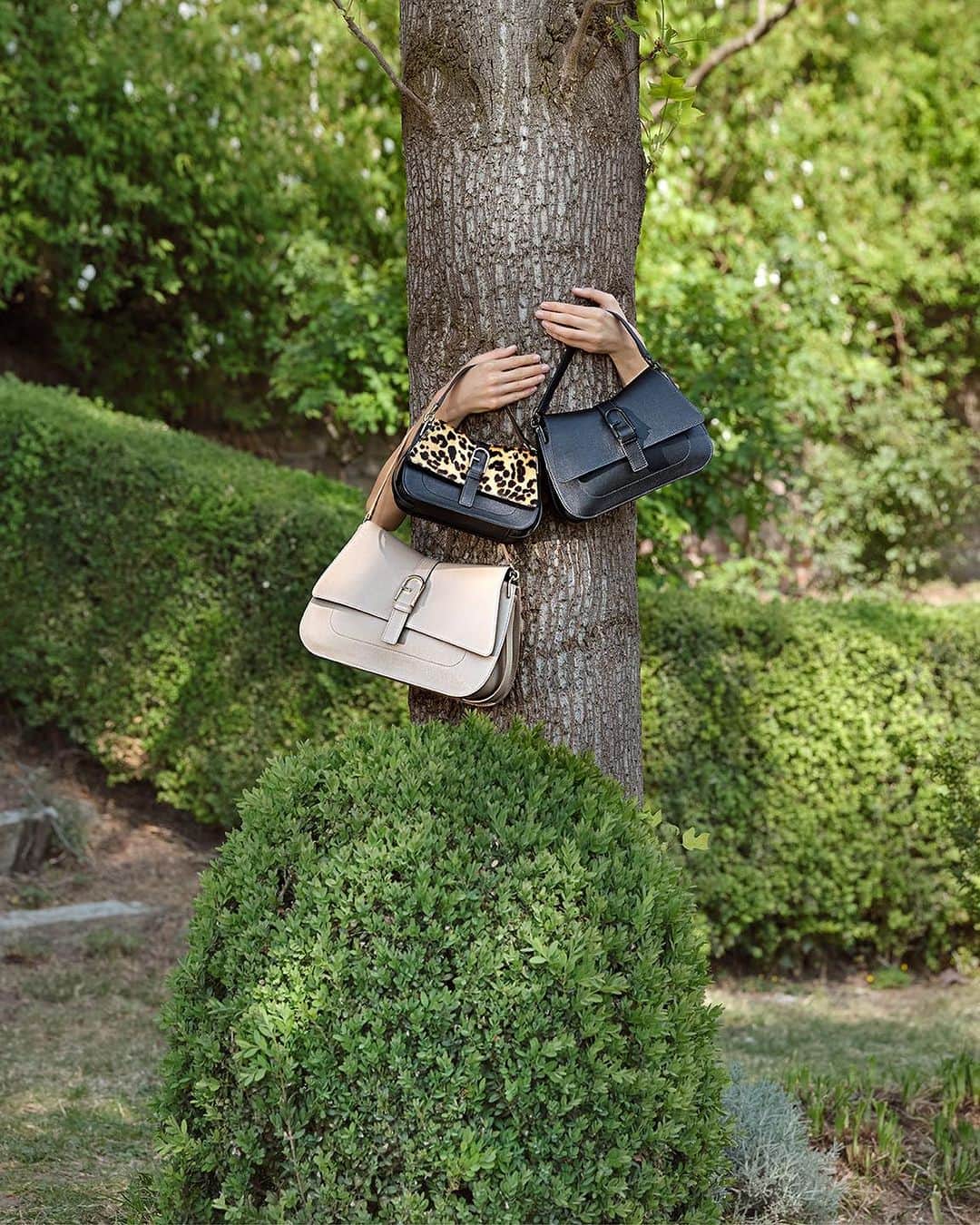 フルラのインスタグラム：「𝒢𝒾𝒶𝓇𝒹𝒾𝓃𝑜 𝒶𝓁𝓁'𝒾𝓉𝒶𝓁𝒾𝒶𝓃𝒶, a place of soulful invention. Embracing all Furla Flow shoulder bags of the season.  #ItalybyFurla #FurlaFW23」