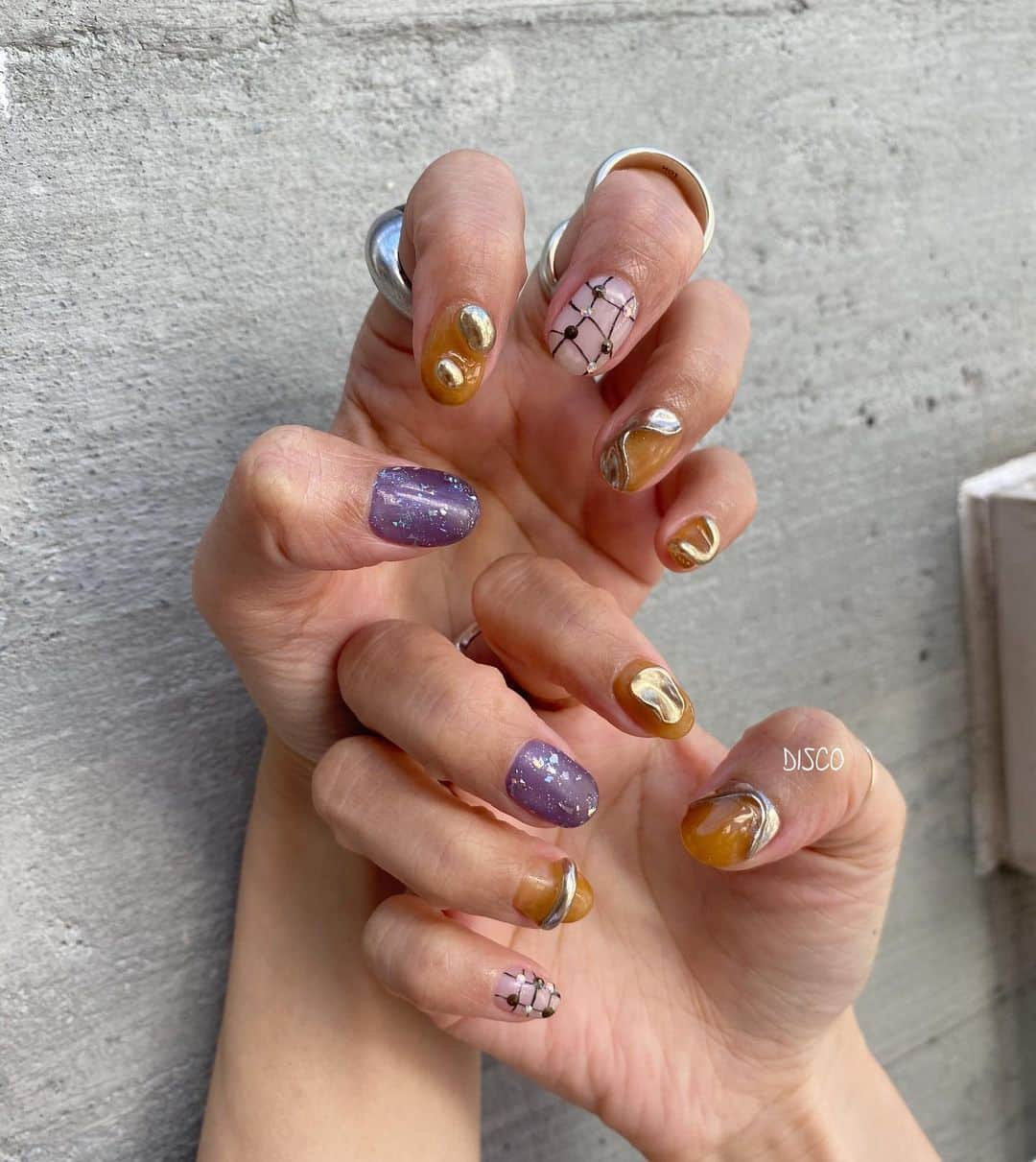 金子渚のインスタグラム：「秋らしいデザインのオーダー増えてます🍂  Nail by @nagisakaneko (90min) @disco_tokyo #disconail」