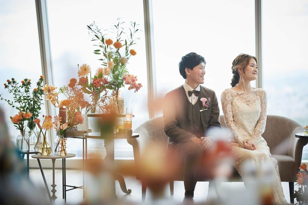 オードヴィーウェディング【名古屋・結婚式場】 さんのインスタグラム写真 - (オードヴィーウェディング【名古屋・結婚式場】 Instagram)「/ coordinate at @maison8.wedding  MAISON 8のテーブルコーディネートのご紹介  MAISON 8のバンケットからのぞむ、唯一無二の青空 青空をキャンバスにおふたりのコーディネートが輝きます  オレンジやピンク、イエローで可愛らしくも上品に…  ┈┈┈┈┈┈┈┈┈┈┈┈┈┈┈┈┈  これから結婚式を挙げる花嫁さまへ 準備が楽しくなるウェディング情報発信中  おいしいもおしゃれも全部叶える 名古屋のおしゃれなレストランwedding オードヴィーウェディング  会場をくわしく見るならプロフィール ＠eaudevie_wedding.edv の𝐔𝐑𝐋をタップ  ┈┈┈┈┈┈┈┈┈┈┈┈┈┈┈┈┈ #オードヴィーウェディング #オードヴィー花嫁 #eaudeviewedding #edvwedding #愛知式場 #レストランウェディング #名古屋のおいしいウェディング #愛知式場 #憧れの式場 #レストランウェディング #装花迷子 #会場装花 #会場装飾 #結婚式装花 #結婚式装飾 #ウェディング装花 #ウェディング装飾 #装花イメージ #装花コーディネート #結婚式コーディネート #ゲストテーブル #ゲストテーブル装花 #ゲストテーブルコーディネート #テーブルコーディネート」9月9日 19時01分 - eaudevie_wedding.edv