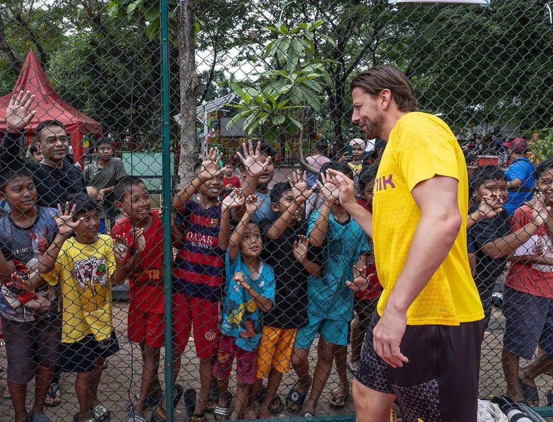 ローマン・ヴァイデンフェラーさんのインスタグラム写真 - (ローマン・ヴァイデンフェラーInstagram)「THANK YOU Jakarta, it was my third time in this great, cultural, big city with 16 million inhabitants. Each time I was welcomed by warm-hearted people. I will be happy to come back. See you soon… Roman  #Indonesia #Jakarta #football #BVB #Legends #CommonGround #Bundesliga @bvb09 @blackyellow @bundesliga 🇮🇩& 🖤💛」9月9日 19時01分 - romanweidenfeller