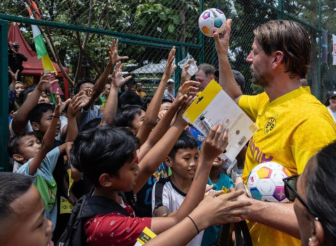 ローマン・ヴァイデンフェラーさんのインスタグラム写真 - (ローマン・ヴァイデンフェラーInstagram)「THANK YOU Jakarta, it was my third time in this great, cultural, big city with 16 million inhabitants. Each time I was welcomed by warm-hearted people. I will be happy to come back. See you soon… Roman  #Indonesia #Jakarta #football #BVB #Legends #CommonGround #Bundesliga @bvb09 @blackyellow @bundesliga 🇮🇩& 🖤💛」9月9日 19時01分 - romanweidenfeller