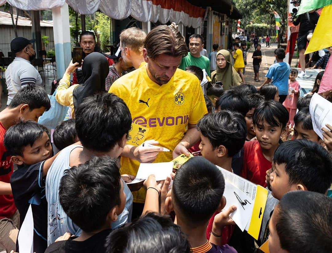 ローマン・ヴァイデンフェラーさんのインスタグラム写真 - (ローマン・ヴァイデンフェラーInstagram)「THANK YOU Jakarta, it was my third time in this great, cultural, big city with 16 million inhabitants. Each time I was welcomed by warm-hearted people. I will be happy to come back. See you soon… Roman  #Indonesia #Jakarta #football #BVB #Legends #CommonGround #Bundesliga @bvb09 @blackyellow @bundesliga 🇮🇩& 🖤💛」9月9日 19時01分 - romanweidenfeller