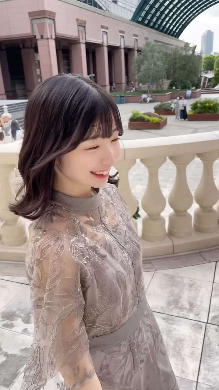 のインスタグラム：「. 髪の毛をばっさり15cmほど切りました𓂃 𓈒𓏸✂︎  似合ってるかな、？  .  この日は、お呼ばれコーデで撮影したよ✧*｡  スパンコールが歩くたびキラキラ上品に光るとても素敵なお呼ばれコーデでした！  このワンピースのブランドから新発売された桃尻メイクショーツも履いてみたよ！ スタイル良く見えて綺麗に着こなせた気がします🌷 お呼ばれした際や特別な日は綺麗な姿で過ごしたいからうれしいな୨୧*。  𓐄𓐄𓐄𓐄𓐄𓐄𓐄𓐄𓐄𓐄𓐄𓐄𓐄𓐄𓐄𓐄𓐄𓐄𓐄𓐄𓐄𓐄 𓈄  👗ワンピース @leja__official   #leja #お呼ばれコーデ #お呼ばれヘア #ボブ」