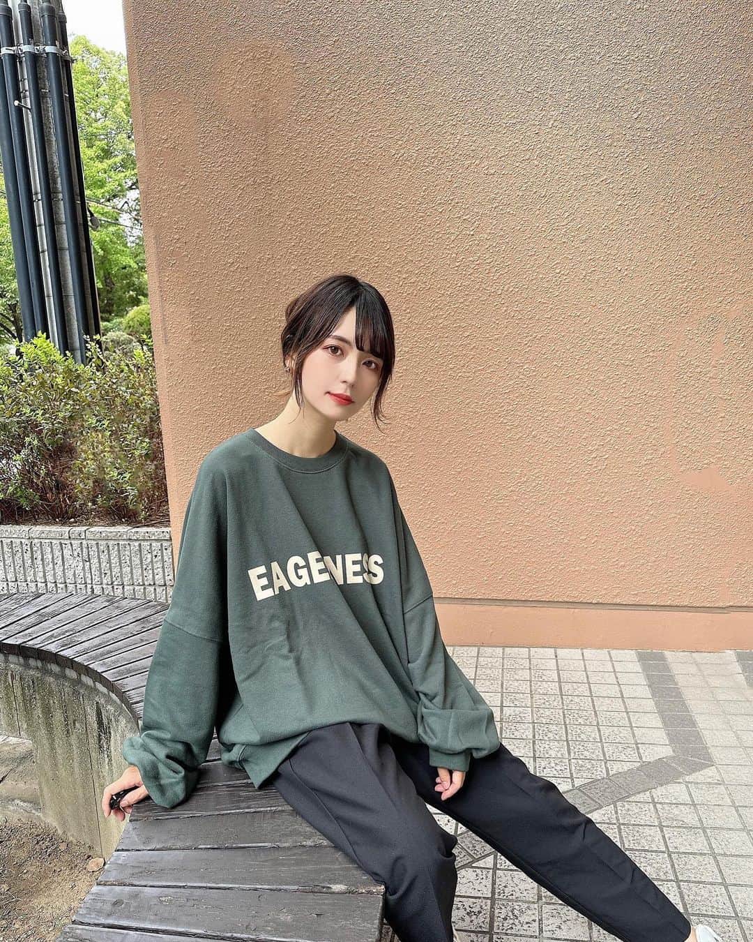 marikoのインスタグラム：「＊ . たぽん袖が可愛い𖤐ˊ˗ @reca.rakuten  #カレッジ風ロゴビッグプルオーバー  背中にもプリントされてるよ🙆‍♀️  . ＊ #ootd#outfit#mari_code#fashion#reca#recaコーデ」