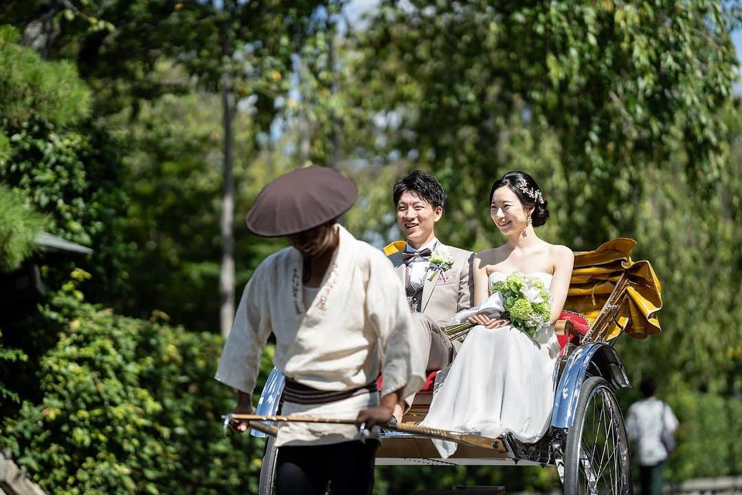 桜鶴苑さんのインスタグラム写真 - (桜鶴苑Instagram)「【先週の新郎新婦さま💍✨】  お天気にも恵まれ、晴天の中でのご結婚式☀️ 庭園🌱での人前式、大正邸宅🏠でのご会食  お庭を眺めてのお食事は 普段では味わえない非日常を味わっていただけたかと思います。  緑一面に囲まれ 白いドレスとタキシードをお召しになった新郎新婦さまはより一層素敵に見えますね♡  おふたりのこれからの幸せを当苑スタッフ一同願っております✨  当苑では毎週ブライダルフェアを開催しております！ 少しでも気になってくださいましたお客様はぜひご予約くださいませ。 皆様にお会いできますことを楽しみにしております！  #桜鶴苑#結婚式#挙式#日本庭園人前式#神前式#披露宴#フォトウェディング#京都結婚式場#フォトウェディング京都#日本庭園#京都らしい風景#京都料理#京料理#少人数#家族#顔合わせ#神社仏閣#南禅寺#紅葉シーズン」9月9日 19時12分 - okakuen