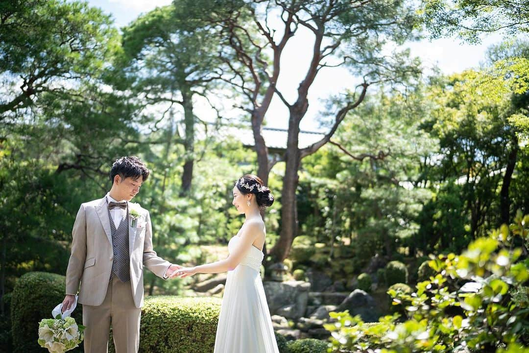 桜鶴苑さんのインスタグラム写真 - (桜鶴苑Instagram)「【先週の新郎新婦さま💍✨】  お天気にも恵まれ、晴天の中でのご結婚式☀️ 庭園🌱での人前式、大正邸宅🏠でのご会食  お庭を眺めてのお食事は 普段では味わえない非日常を味わっていただけたかと思います。  緑一面に囲まれ 白いドレスとタキシードをお召しになった新郎新婦さまはより一層素敵に見えますね♡  おふたりのこれからの幸せを当苑スタッフ一同願っております✨  当苑では毎週ブライダルフェアを開催しております！ 少しでも気になってくださいましたお客様はぜひご予約くださいませ。 皆様にお会いできますことを楽しみにしております！  #桜鶴苑#結婚式#挙式#日本庭園人前式#神前式#披露宴#フォトウェディング#京都結婚式場#フォトウェディング京都#日本庭園#京都らしい風景#京都料理#京料理#少人数#家族#顔合わせ#神社仏閣#南禅寺#紅葉シーズン」9月9日 19時12分 - okakuen